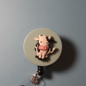 Retractable name badge holder